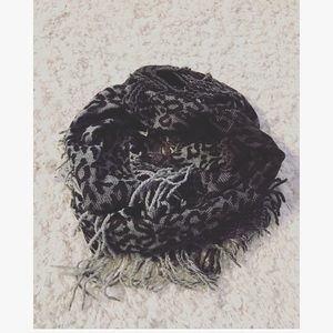 Cejon Infinity scarf (leopard print/ black/ grey)